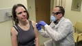 Un farmacéutico aplica a Jennifer Haller la primera dosis de la vacuna experimental contra el covid-19, la enfermedad causada por el nuevo coronavirus, Seattle (EE.UU.), el 16 de marzo de 2020.