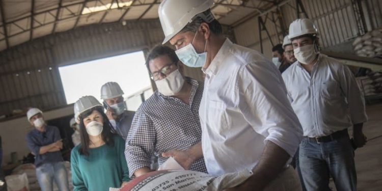 Capitanich visitó la planta de aceite Golden Brand: “queremos más producción, exportaciones y empleos de calidad en la provincia”