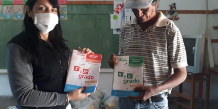 Seguimos educando: se entregaron más de 11 mil cuadernillos a escuelas de El Impenetrable