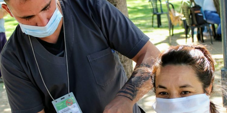 Magda Ayala inauguró el primer vacunatorio municipal en Barranqueras: “El Estado debe garantizar el derecho a la salud”