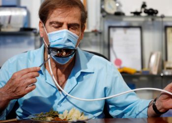 Crean barbijo ‘Pac-Man’ que permite comer sin tener de quitarla