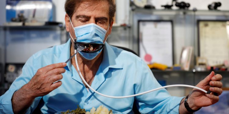 Crean barbijo ‘Pac-Man’ que permite comer sin tener de quitarla