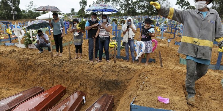 Brasil perdió 1,2 millones de empleos formales y redujo la indigencia con subsidios