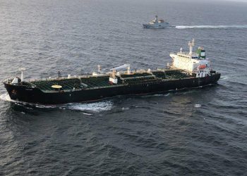 El primer buque petrolero iraní que transporta combustible a Caracas atraca en un puerto venezolano