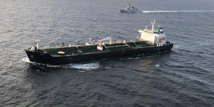 El primer buque petrolero iraní que transporta combustible a Caracas atraca en un puerto venezolano