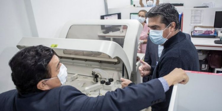 Capitanich supervisó las instalaciones del nuevo laboratorio de biología molecular “Güemes” para diagnóstico de covid-19