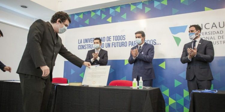 Capitanich entregó títulos a los primeros siete médicos y médicas de la UNCAUS