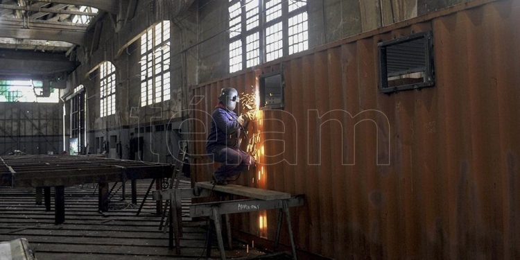 Astillero Río Santiago repara camas hospitalarias y arma viviendas para las víctimas de violencia