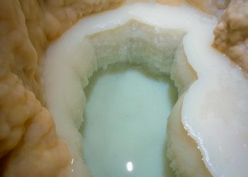 Descubren una piscina natural “completamente impoluta” e inexplorada por los humanos en una cueva en Nuevo México