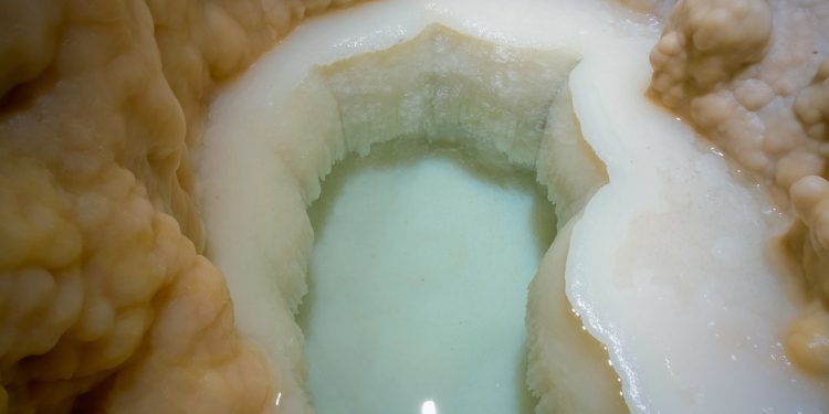 Descubren una piscina natural “completamente impoluta” e inexplorada por los humanos en una cueva en Nuevo México