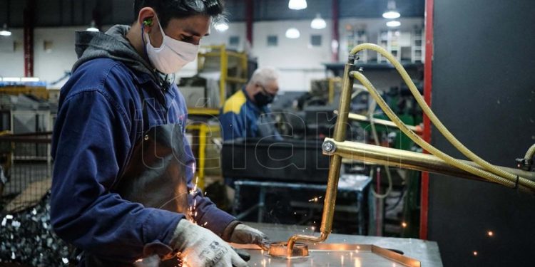 El PBI cayó 5,4% en el primer trimestre y la desocupación subió hasta el 10,4%