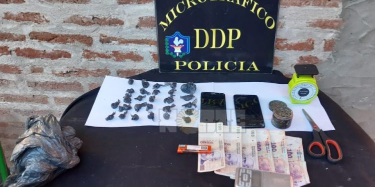 Secuestraron 27 bochitas de marihuana en el barrio Ballastro II de la localidad de Fontana