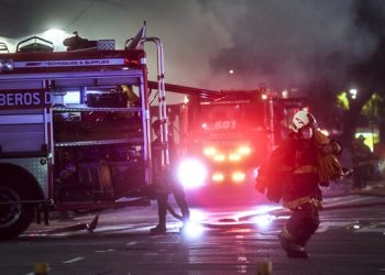 Dos bomberos muertos y seis heridos por explosiones e incendio en una perfumería