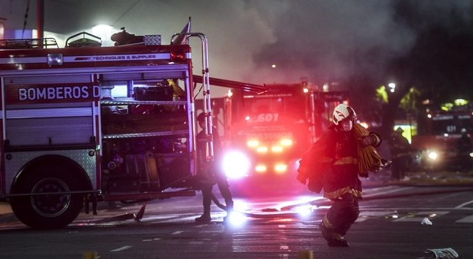 Dos bomberos muertos y seis heridos por explosiones e incendio en una perfumería