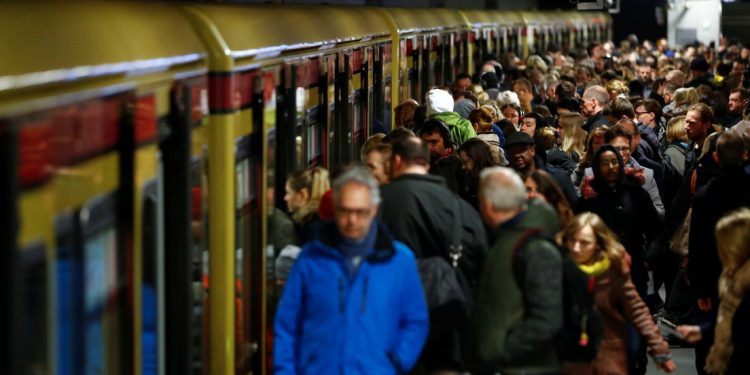 “No use desodorante”: la singular estrategia de Berlín para promover el uso de mascarillas en el transporte público