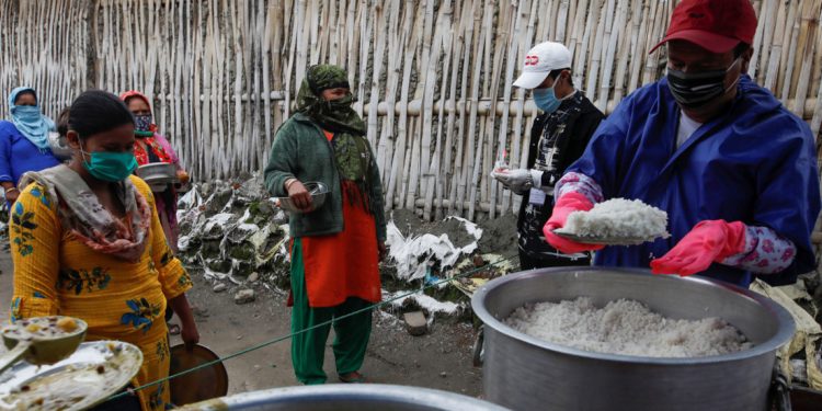 “Hasta 12.000 personas al día podrían morir de hambre”: Oxfam advierte sobre los impactos sociales de la pandemia