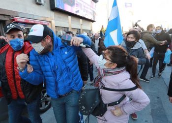 Los “libertarios” rompieron un móvil de C5N y le pegaron a Eze Guazorra entre otros actos de alta violencia