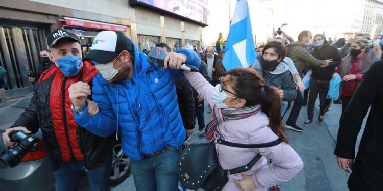 Los “libertarios” rompieron un móvil de C5N y le pegaron a Eze Guazorra entre otros actos de alta violencia
