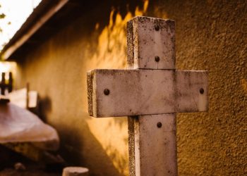 Empresarios bolivianos fabrican hornos crematorios móviles ante el repunte de muertes por covid-19