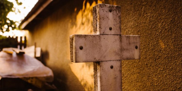 Empresarios bolivianos fabrican hornos crematorios móviles ante el repunte de muertes por covid-19