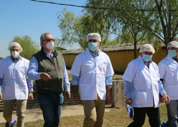 Capitanich habilitó 22 kilómetros de ripio en el paraje “La Aurora” y visitó el Campo Zorzón de producción agroindustrial