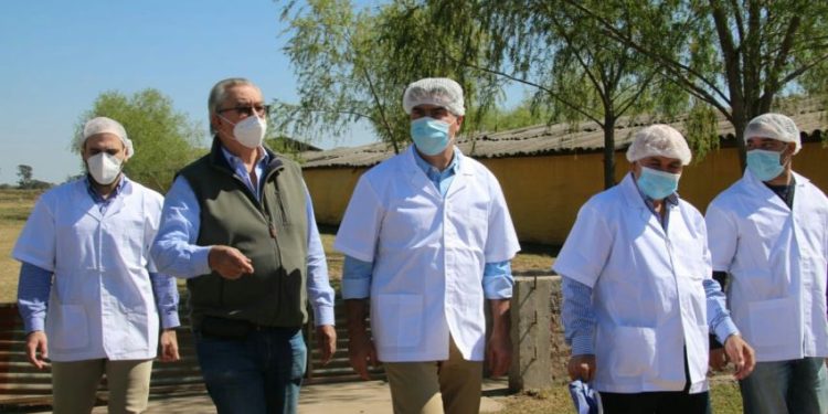 Capitanich habilitó 22 kilómetros de ripio en el paraje “La Aurora” y visitó el Campo Zorzón de producción agroindustrial