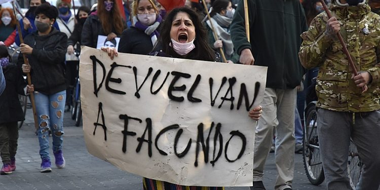Mediante una pericia hallan fotos del DNI de Facundo en el teléfono de una policía de Buratovich
