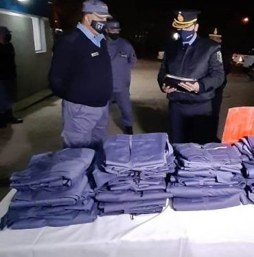 Jefatura de Policía entregaron uniformes a dependencias policiales