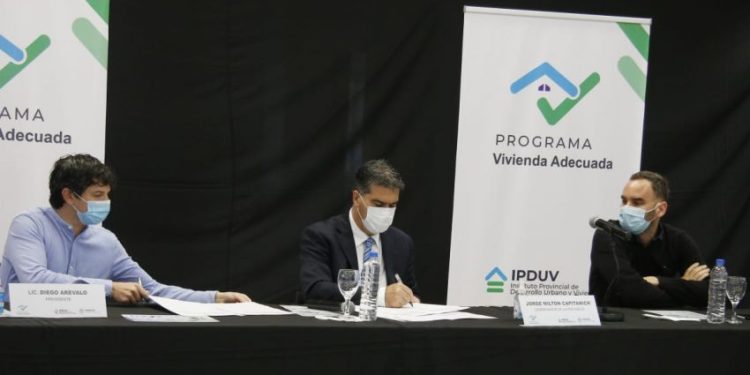 Capitanich presentó un nuevo programa de créditos para refaccionar viviendas y motorizar el comercio local