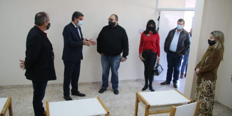 Infraestructura digital y educativa: Capitanich entregó netbooks, inauguró refacciones en escuelas y firmó convenios para pasantías en el sudoeste chaqueño