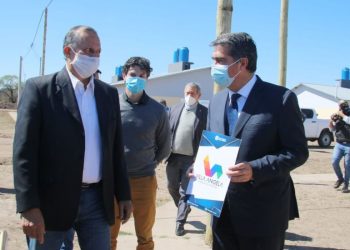 Villa Ángela: el gobernador entregó 50 viviendas y visitó la Usina Láctea