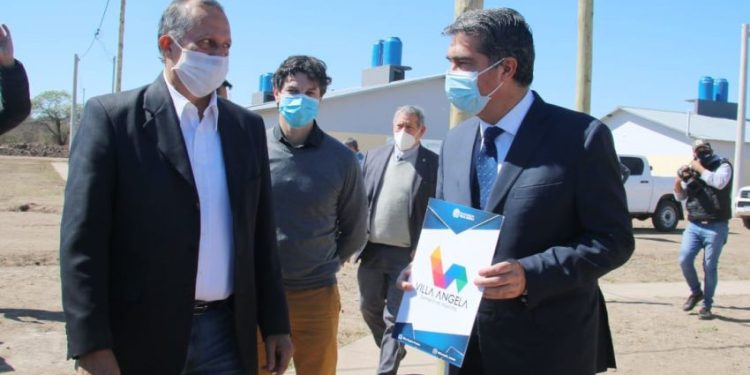 Villa Ángela: el gobernador entregó 50 viviendas y visitó la Usina Láctea