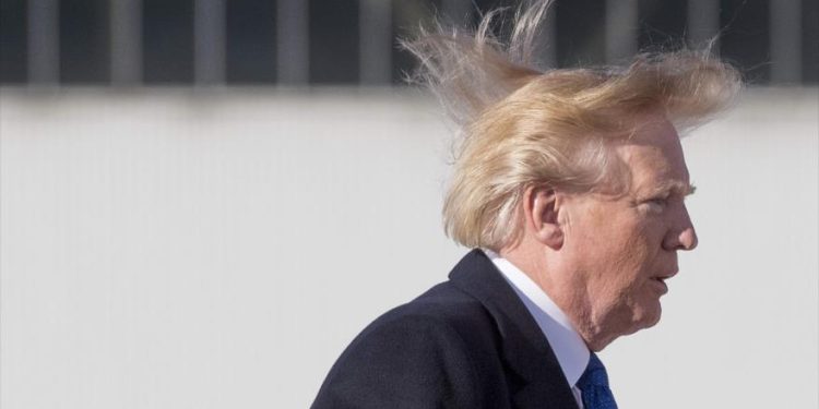 Coqueto el tipo: Trump canceló un acto por temer a que su pelo se despeine