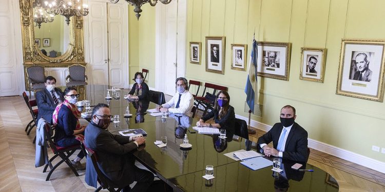 El Gobierno acelera la reconstrucción y convoca a las centrales obreras y los empresarios