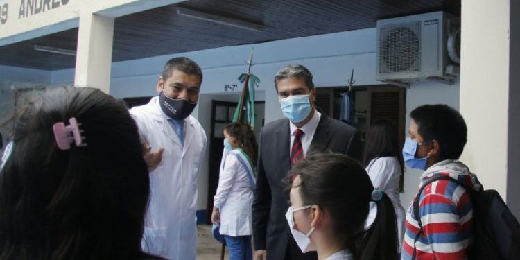 Desde Colonias Unidas, Capitanich acompañó a estudiantes y docentes en el regreso a clases presenciales