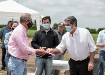 Napenay: el gobernador entregó certificados de cobertura multirriesgos para el cultivo de girasol