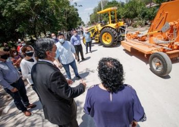 La Tigra: Capitanich inauguró obras sanitarias, habilitó cuadras de pavimento y entregó maquinaria vial
