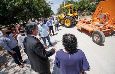 La Tigra: Capitanich inauguró obras sanitarias, habilitó cuadras de pavimento y entregó maquinaria vial