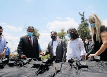 En Sáenz Peña, Capitanich entregó minibuses y chalecos antibalas al personal policial