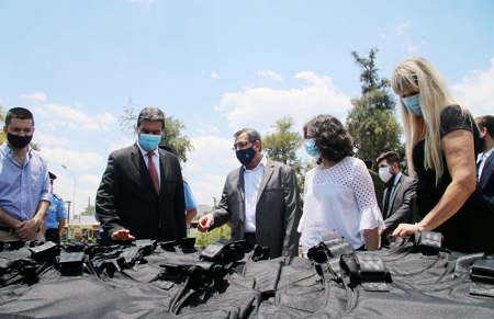 En Sáenz Peña, Capitanich entregó minibuses y chalecos antibalas al personal policial