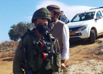 Colonos apoyados por soldados israelíes asaltan aldea palestina