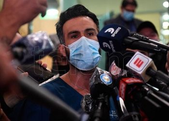Imputaron por “homicidio culposo” al médico de Maradona y allanaron su casa y consultorio