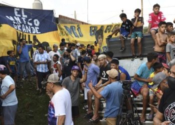 Miles de hinchas despidieron a Maradona en las calles