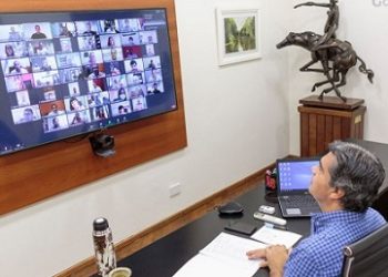 Capitanich y Wado de Pedro acordaron implementar el programa “Municipios de Pie” para equipar a 14 localidades