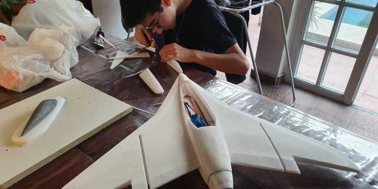 Joven chaqueño aprovechó la pandemia y construyó avión de ala única