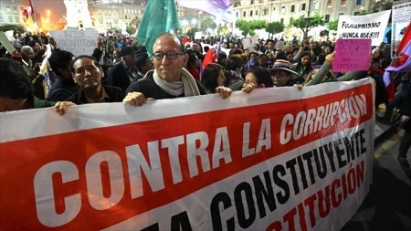 La mayoría de los peruanos exige cambiar la Constitución del país