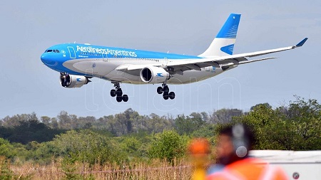 Sputnik V: Llegaron al país en un vuelo de Aerolíneas las 300 mil unidades de la segunda dosis de la vacuna rusa