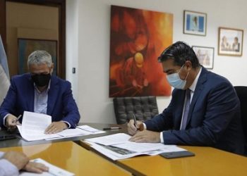 Capitanich y Ferraresi firmaron convenios para la regularización de tierras y soluciones habitacionales en la provincia