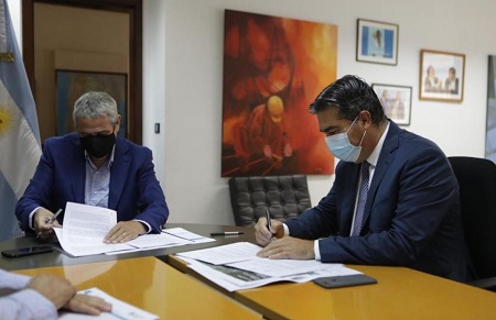 Capitanich y Ferraresi firmaron convenios para la regularización de tierras y soluciones habitacionales en la provincia