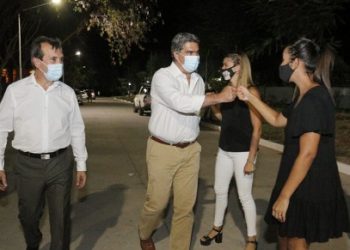 Colonia Benítez: el gobernador inauguró cuadras de pavimento, iluminación y mejoras en una plazoleta